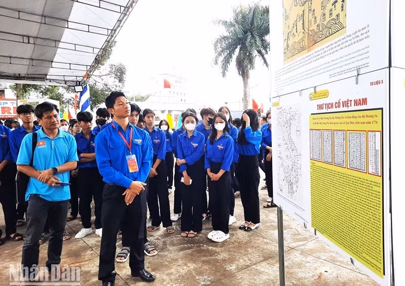 Các đoàn viên, thanh niên tham quan, tìm hiểu về lịch sử chủ quyền của Việt Nam đối với hai quần đảo Hoàng Sa và Trường Sa.