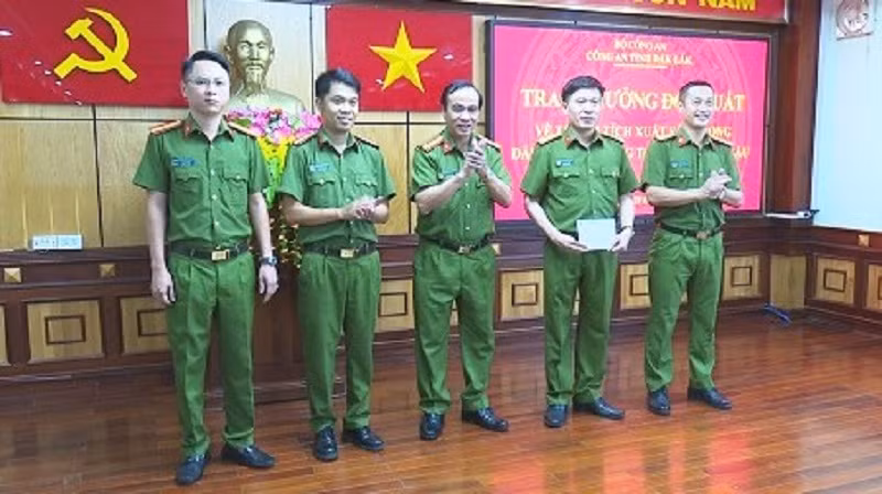 Đại tá Nguyễn Văn Bôn, Phó Giám đốc Công an tỉnh Đắk Lắk (người đứng giữa) trao thưởng đột xuất 10 triệu đồng cho tập thể Phòng Cảnh sát kinh tế.
