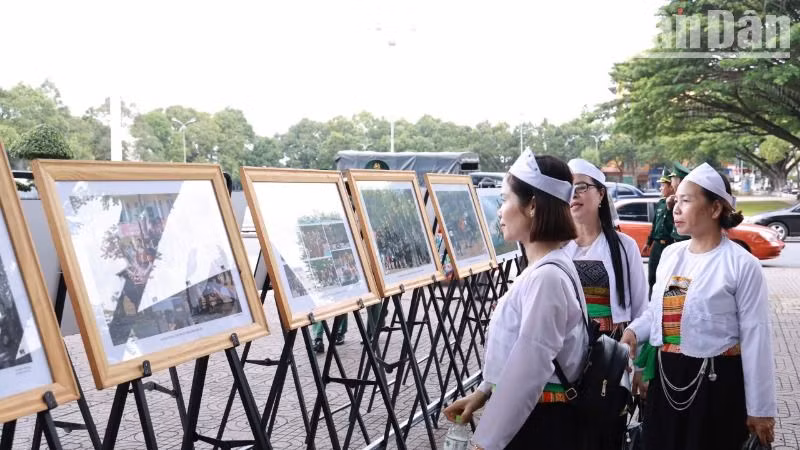 Người dân thăm quan triển lãm ảnh nghệ thuật “Đắk Lắk-hội tụ và bản sắc”.