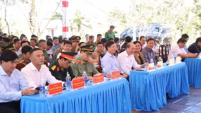 Các đại biểu dự lễ khởi công xây dựng nhà cho hộ gia đình ông Y Thăn Ksơr ở buôn Kmiên, xã Ea Drông, thị xã Buôn Hồ.