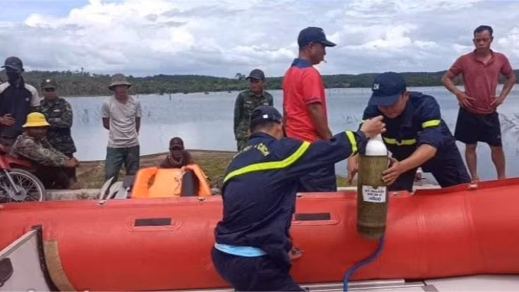 Các lực lượng chức năng đang nỗ lực tìm kiếm nạn nhân mất tích trên hồ Thác Vàng. Ảnh: CTV.