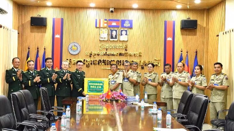 Lãnh đạo Bộ Chỉ huy Bộ đội Biên phòng tỉnh Đắk Lắk chúc mừng năm mới và tặng quà Ty Công an tỉnh Mondulkiri, Vương quốc Campuchia.