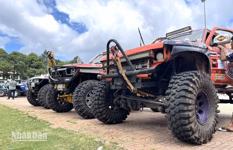 Xe đua nào cũng trang bị hệ thống tời và dây tời phục vụ quá trình vượt địa hình hiểm trở.