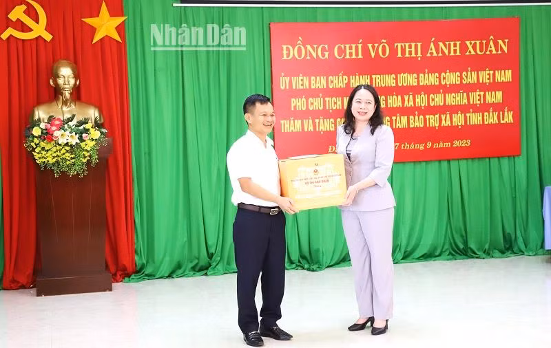 Phó Chủ tịch nước Võ Thị Ánh Xuân tặng quà cho Trung tâm Bảo trợ xã hội tỉnh Đắk Lắk.