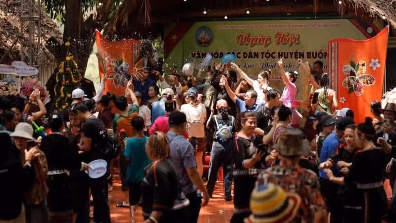Du khách và người dân địa phương tham gia các hoạt động sôi nổi trong Ngày hội văn hóa các dân tộc huyện Buôn Đôn năm 2025.