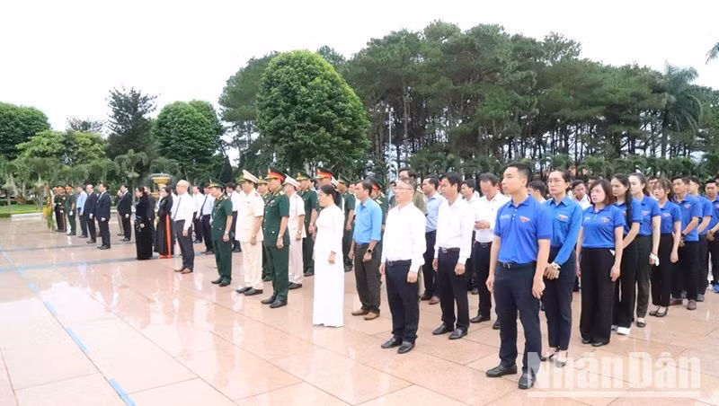 Các đại biểu dự lễ dâng hương tưởng nhớ các anh hùng, liệt sĩ tại Nghĩa trang liệt sĩ tỉnh Đắk Lắk nhân dịp kỷ niệm 77 năm Ngày Thương binh -Liệt sĩ.