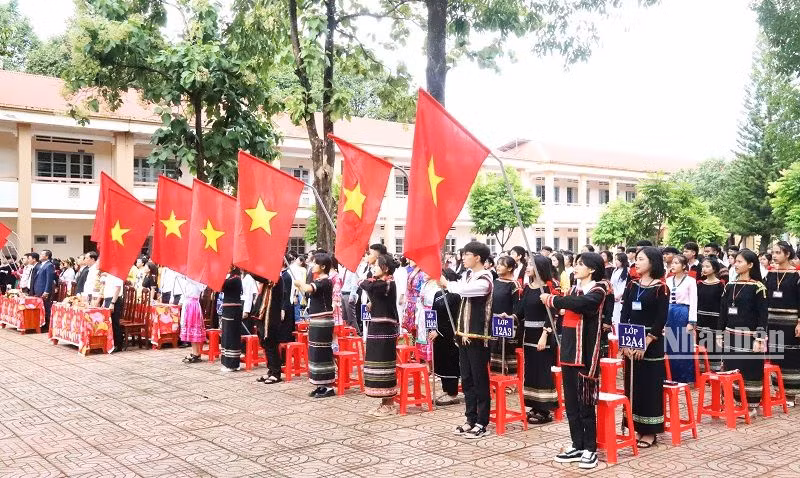 Học sinh Trường Trung học phổ thông dân tộc nội trú Nơ Trang Lơng, tỉnh Đắk Lắk trong lễ khai giảng năm học mới 2023-2024.
