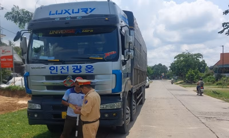 Lực lượng Cảnh sát giao thông, Công an tỉnh Đắk Lắk kiểm tra Giấy phép lái xe các tài xế điều khiển phương tiện giao thông và các giấy tờ liên quan.