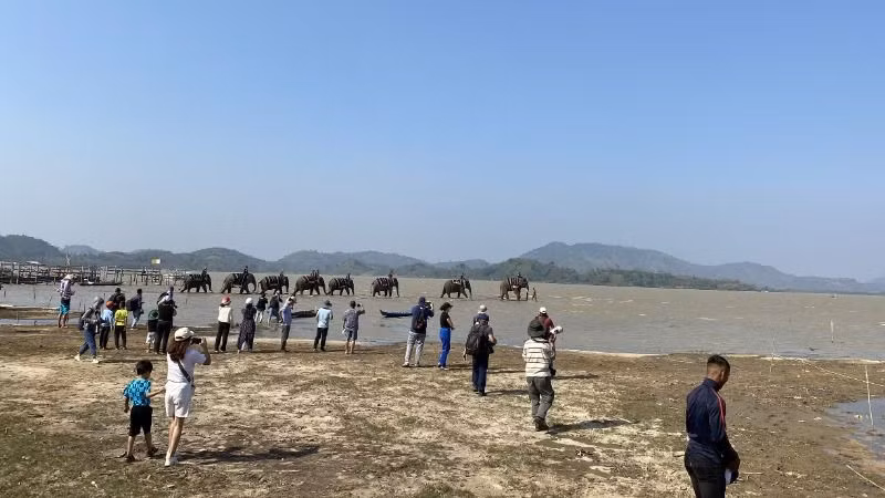 Hồ Lắk là hồ nước ngọt tự nhiên có diện tích lớn nhất Tây Nguyên và đứng thứ hai ở Việt Nam sau hồ Ba Bể ở tỉnh Bắc Cạn.