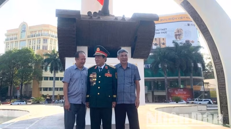 Trung tướng Đoàn Sinh Hưởng thăm xe tăng số hiệu 980 tại Tượng đài chiến thắng Buôn Ma Thuột tại Ngã 6 trung tâm thành phố Buôn Ma Thuột.