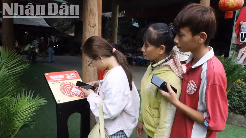 Nhiều người xếp hàng chờ đến lượt trải nghiệm.