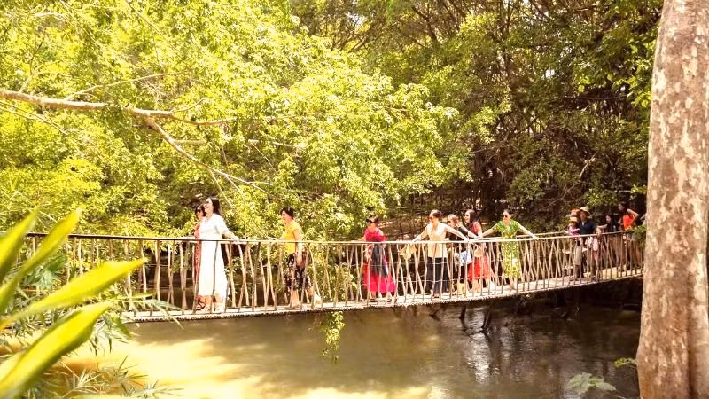 Du khách rất thích thú khi đi trên cầu treo đung đưa.