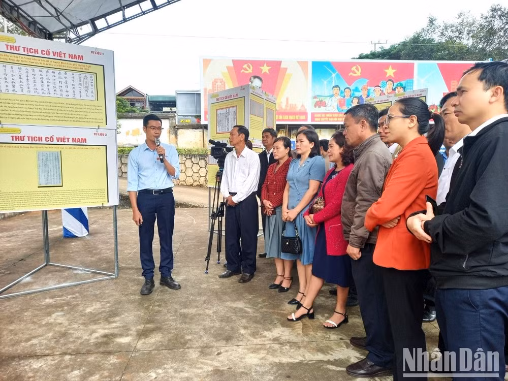 Đông đảo nhân dân thị xã Buôn Hồ tham quan triển lãm.