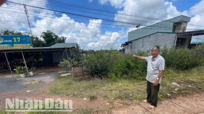 Thửa đất 227b với diện tích 820m2 tại trung tâm xã Ea Rốk đã được Ủy ban nhân dân huyện Ea Súp cấp Giấy chứng nhận quyền sử dụng đất số 0373714, tờ bản số số 9 cho gia đình ông Tửu ngày 12/11/1998.