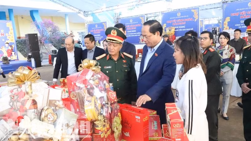 Phó Chủ tịch Quốc hội Trần Quang Phương thăm các gian hàng Chợ Tết công đoàn tại Chương trình “Tết sum vầy-Xuân ơn Đảng” do Liên đoàn Lao động tỉnh Đắk Lắk tổ chức.
