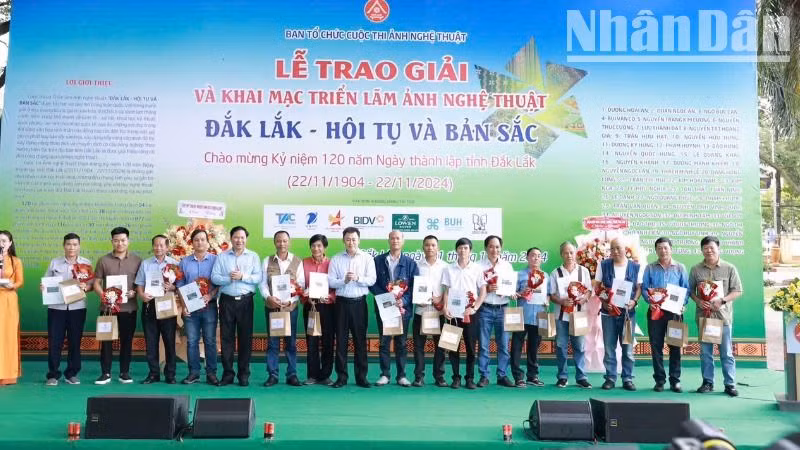 Ban tổ chức cuộc thi trao giải cho các cá nhân có tác phẩm xuất sắc. 