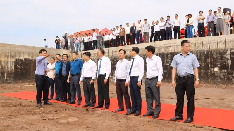 Các đại biểu kiểm tra thực tế tại công trình.