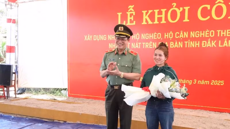 Thiếu tướng Lê Vinh Quy, Giám đốc Công an tỉnh Đắk Lắk tặng hoa chúc mừng gia đình ông Y Thăn Ksơr.