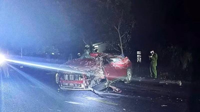 Hiện trường vụ tai nạn giữa xe ô tô biển kiểm soát 77C-243.45 và xe ô tô biển biển kiểm soát 47A-487.39 trên đường Tỉnh lộ 697B.