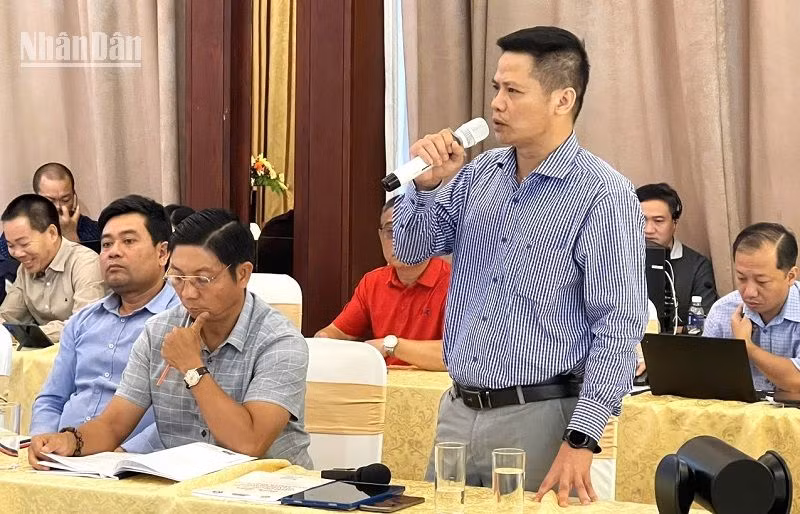 Các đại biểu thảo luận tại diễn đàn.