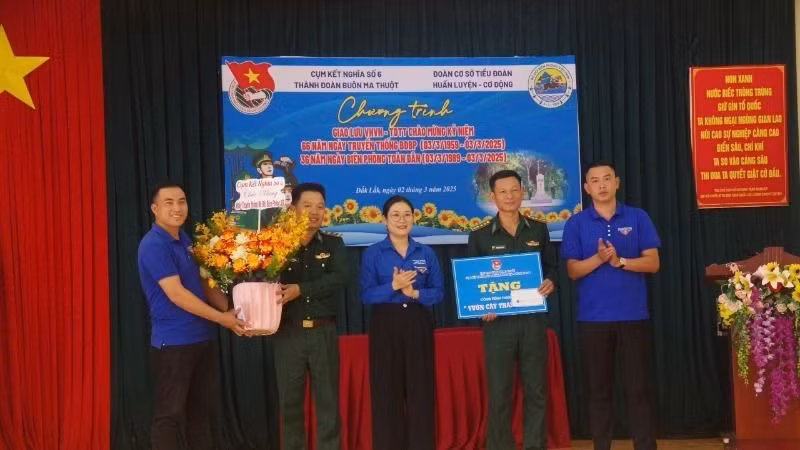 Chương trình giao lưu giữa Cụm kết nghĩa số 6 Thành đoàn Buôn Ma Thuột với cán bộ, chiến sĩ Tiểu đoàn Huấn luyện-Cơ động.