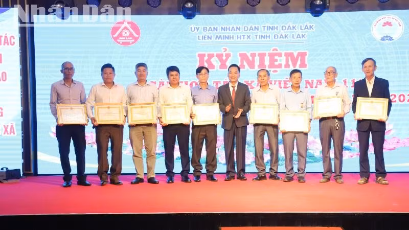 Chủ tịch Liên minh Hợp tác xã tỉnh Đắk Lắk trao tặng Bằng khen của Liên minh Hợp tác xã Việt Nam cho các tập thể hoàn thành xuất sắc nhiệm vụ năm 2024.