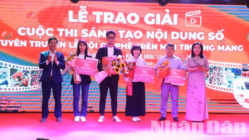 Ban tổ chức cuộc thi trao giải cho các tác giả đoạt giải trên mạng xã hội TIKTOK do Ban Giám khảo chấm.