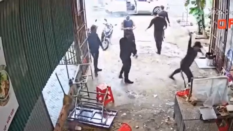 Sau khi đập phá quán và tạt sơn vào nhà ông Đại, các đối tượng ra xe bỏ đi. (Ảnh chụp từ clip)