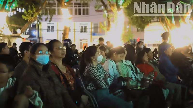 Đông đảo người dân trên địa bàn tỉnh đến thưởng thức chương trình.