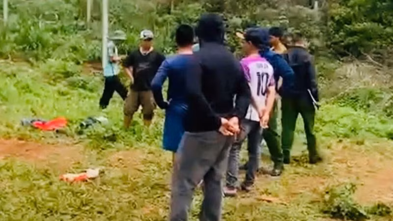 Lực lượng chức năng và người dân địa phương đến hỗ trợ tìm kiếm các nạn nhân.