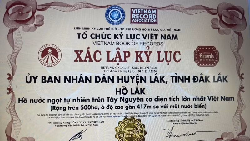 Chứng nhận xác lập Kỷ lục hồ Lắk là hồ nước ngọt tự nhiên trên Tây Nguyên có diện tích lớn nhất Việt Nam được công bố vào tối 22/11 tại lễ kỷ niệm 120 năm Ngày thành lập tỉnh Đắk Lắk .