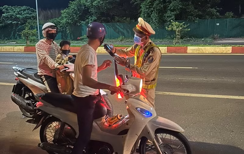 Lực lượng Cảnh sát giao thông, Công an tỉnh Đắk Lắk kiểm tra nồng độ cồn các trường hợp tham gia giao thông. 