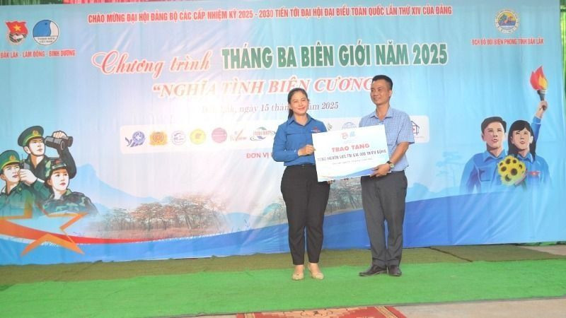 Đại diện lãnh đạo Tỉnh đoàn Bình Dương trao biểu trưng tổng nguồn lực trị giá 400 triệu đồng tặng nhân dân và chính quyền xã Ia Lốp.