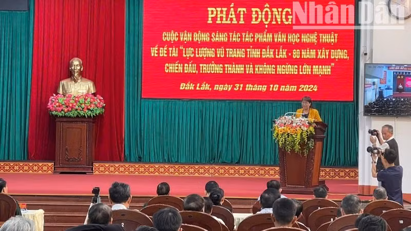 Nhà văn Niê Thanh Mai, Chủ tịch Hội Văn học nghệ thuật tỉnh Đắk Lắk phát biểu tại lễ phát động.