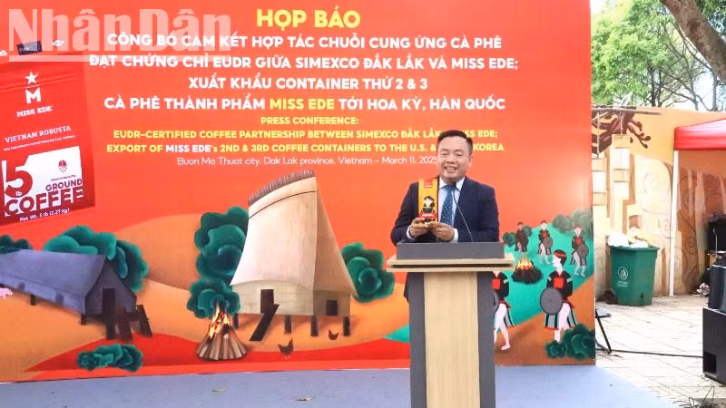 Nhà sáng lập MISS EDE Hoàng Danh Hữu giới thiệu thương hiệu cà-phê MISS EDE được xuất khẩu sang Hoa Kỳ tại buổi họp báo.
