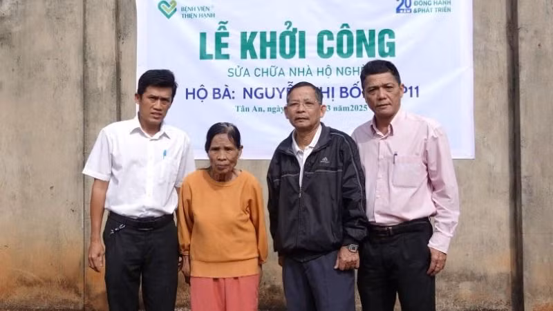 Bệnh viện đa khoa Thiện Hạnh ủng hộ sửa chữa nhà cho hộ nghèo phường Tân An, thành phố Buôn Ma Thuột.