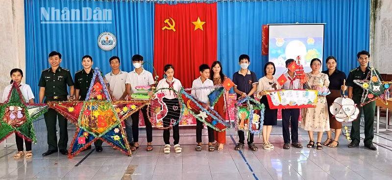 Đồn Biên phòng Ia R'vê phối hợp với các đơn vị tặng quà Trung thu cho các cháu thiếu niên, nhi đồng xã biên giới Ia R'vê, huyện Ea Súp.