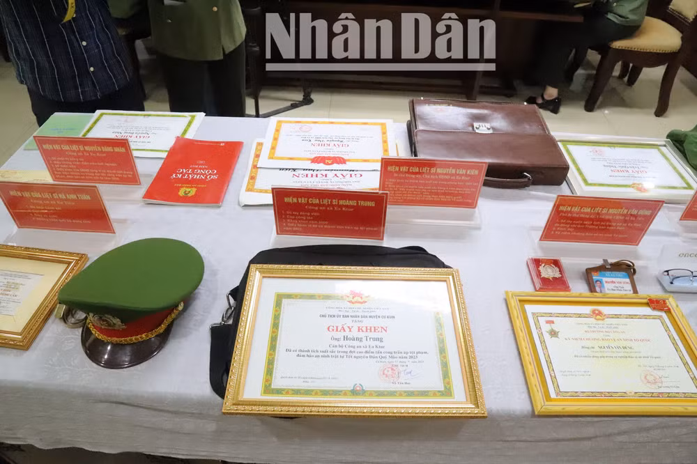 Hiện vật của các liệt sĩ Công an tỉnh Đắk Lắk hy sinh trong vụ khủng bố ngày 11/6/2023 tại xã Ea Tiêu và Ea Ktur, huyện Cư Kuin trưng bày tại buổi lễ.