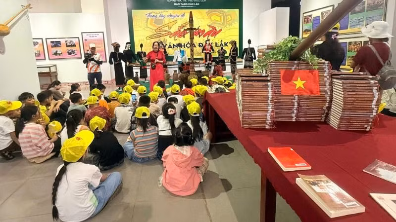 Các em học sinh trên địa bàn thành phố Buôn Ma Thuột háo hức với mỗi câu chuyện về văn hóa Đắk Lắk.