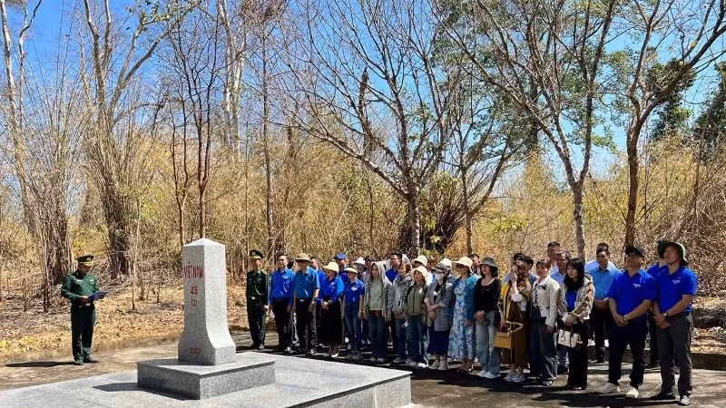 Đồn Biên phòng Sêrêpốk phối hợp các đơn vị tổ chức thăm quan và tìm hiểu cột mốc biên giới.