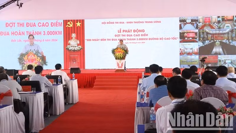 Thủ tướng Phạm Minh Chính phát động “Chiến dịch 500 ngày đêm hoàn thành 3.000km đường bộ cao tốc” tại điểm cầu tỉnh Đắk Lắk vào ngày 18/8. Thủ tướng Phạm Minh Chính phát động “Chiến dịch 500 ngày đêm hoàn thành 3.000km đường bộ cao tốc” tại điểm cầu tỉnh Đắk Lắk vào ngày 18/8.