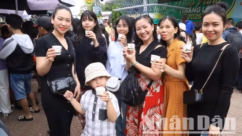 Đông đảo người dân đến dự Hội chợ triển lãm chuyên ngành Cà-phê và sản phẩm OCOP năm 2025 và thưởng thức cà-phê miễn phí.