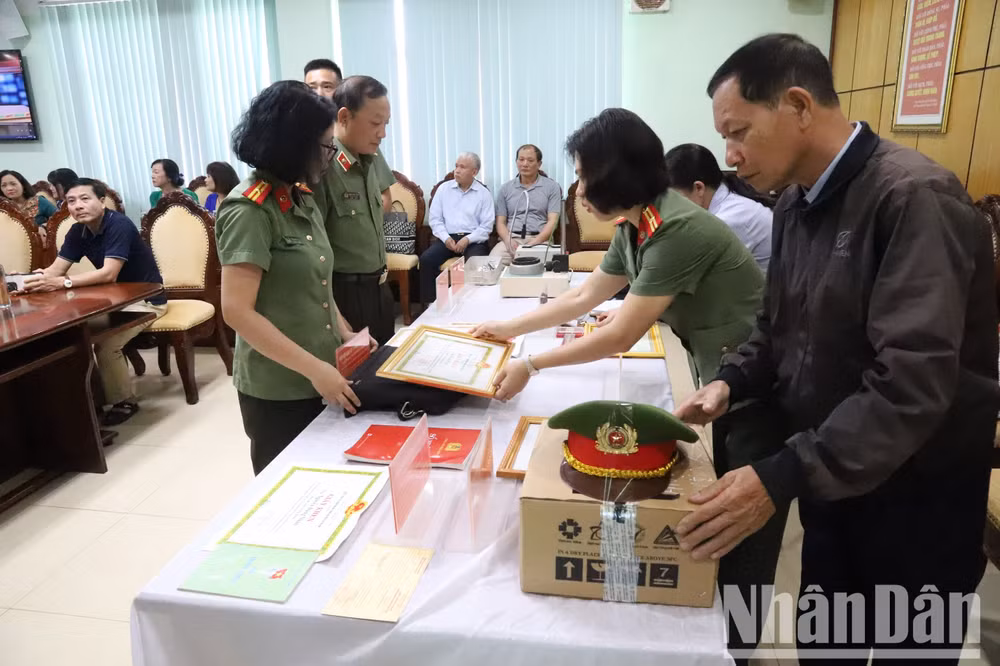 Các cán bộ Công an nhân dân không khỏi xúc động khi được trực tiếp xem các hiện vật của các liệt sĩ Công an tỉnh Đắk Lắk hy sinh trong vụ khủng bố ngày 11/6/2023 tại xã Ea Tiêu và Ea Ktur, huyện Cư Kuin.