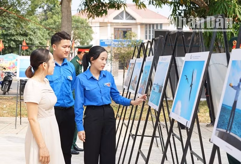 Các đoàn viên, thanh niên huyện biên giới Ea Súp tham quan Triển lãm “Trường Sa-Nơi đầu sóng”.