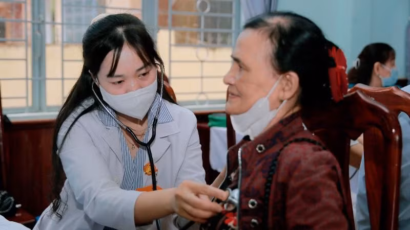 Khám bệnh, cấp thuốc miễn phí cho 700 người dân có hoàn cảnh khó khăn.