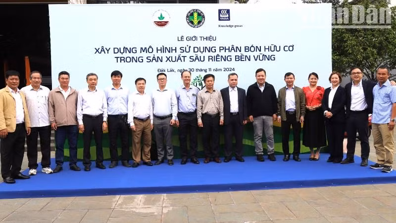 Các đại biểu chụp hình lưu niệm tại buổi lễ.