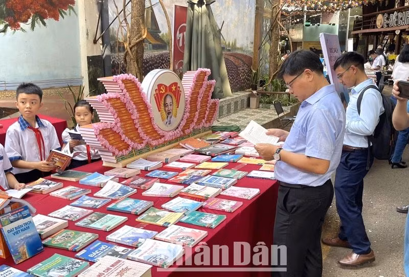 Các bạn đọc đọc sách tìm hiểu về thân thế, cuộc đời và sự nghiệp của Chủ tịch Hồ Chí Minh.