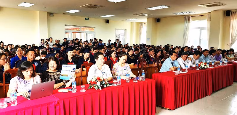 Lãnh đạo Trường đại học Tây Nguyên cùng các thầy cô đại diện Chủ tịch Hội đồng nhà trường, Ban Giám hiệu, lãnh đạo các khoa, Trưởng các bộ môn, các nhà khoa học, lãnh đạo các đơn vị và học viên sau đại học tốt nghiệp năm 2023 dự lễ tốt nghiệp và trao bằng. (Ảnh: Đại Đậu)
