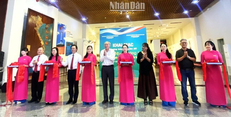 Các đại biểu cắt băng khai mạc trưng bày.
