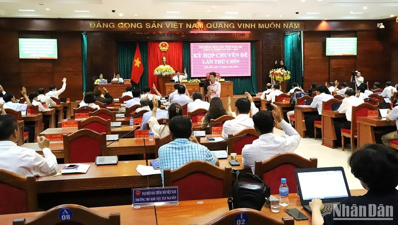 Các đại biểu biểu quyết thông qua các Nghị quyết của kỳ họp.